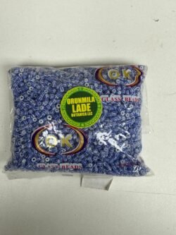 Cuenta de cristal blanco con azul en rayas