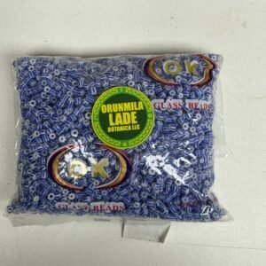 Cuenta de cristal blanco con azul en rayas