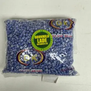 Cuenta de cristal blanco con azul en rayas